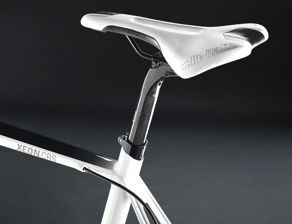 Duo confortable : tige de selle RC-170 FLEX Carbon de ROSE, selle SLS Flow de Selle Italia Duo confortable : tige de selle RC-170 FLEX Carbon de ROSE, selle SLS Flow de Selle Italia