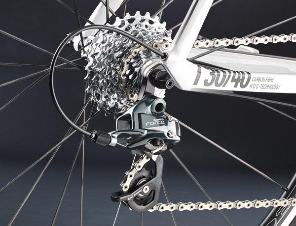 Super dérailleur arrière avec un câble élégamment passé dans le hauban Super dérailleur arrière avec un câble élégamment passé dans le hauban