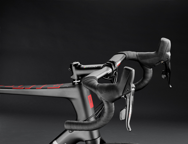 Deluxe Ritchey cockpit: WCS C220 stem and Road Streem II carbon handlebar, the flat top part of the bar is aerodynamic and offers a large contact surface Deluxe Ritchey cockpit: WCS C220 stem and Road Streem II carbon handlebar, the flat top part of the bar is aerodynamic and offers a large contact surface