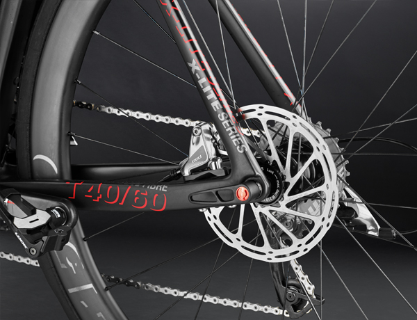 Maximum braking performance: The hydraulic discs with 160 mm rotors and a 12 mm thru axle offer unprecedented braking performance Maximum braking performance: The hydraulic discs with 160 mm rotors and a 12 mm thru axle offer unprecedented braking performance