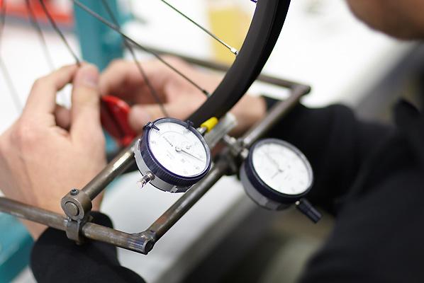 Die Laufräder werden zentriert damit du mit deinem Fahrrad direkt starten kannst. Die Laufräder werden zentriert damit du mit deinem Fahrrad direkt starten kannst.