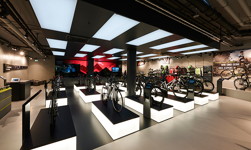 Bike-Konfiguratoren und Fahrradzubehör auf 300 m² Storefläche Bike-Konfiguratoren und Fahrradzubehör auf 300 m² Storefläche