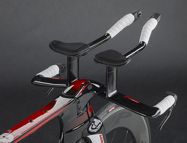 Based on aerodynamics: completely internally routed cables, integrated fork, brake with cover, integrated handlebar/stem unit Based on aerodynamics: completely internally routed cables, integrated fork, brake with cover, integrated handlebar/stem unit