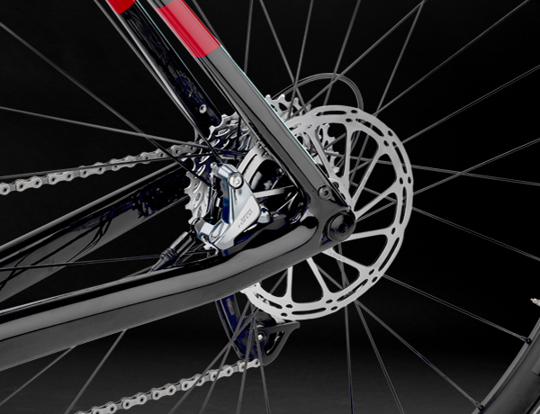 Gut geschützt: Disc Brake mit FlatMount-Scheibenbremsen-Standard, 12-mm-Steckachse Gut geschützt: Disc Brake mit FlatMount-Scheibenbremsen-Standard, 12-mm-Steckachse