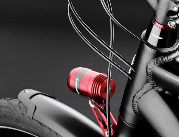 Adaptation jusque dans le moindre détail : les composants rouges et le phare de vélo Supernova E3 Pro 2 parachèvent l’image du vélo complet Adaptation jusque dans le moindre détail : les composants rouges et le phare de vélo Supernova E3 Pro 2 parachèvent l’image du vélo complet