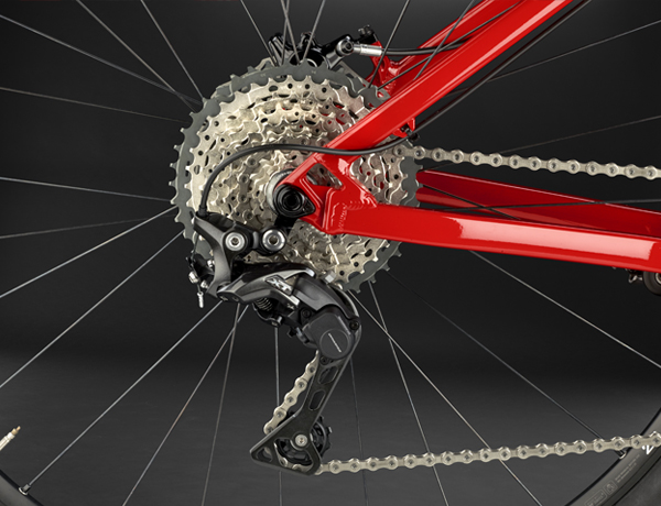 Achterderailleur: Nog stillere en meer gecontroleerde kettingbeweging – bij de Shimano Deore XT achterderailleur met Dyna-Sys-technologie kan de veerspanning met een druk op de knop worden verhoogd. Achterderailleur: Nog stillere en meer gecontroleerde kettingbeweging – bij de Shimano Deore XT achterderailleur met Dyna-Sys-technologie kan de veerspanning met een druk op de knop worden verhoogd.