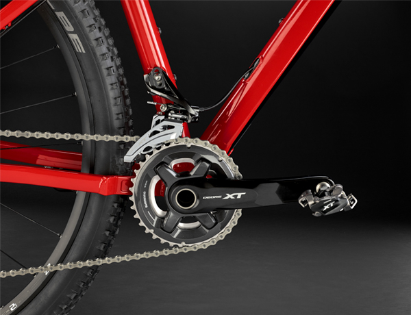 Crankstel: Verbeterde krachtoverbrenging en duurzaamheid – het Shimano Deore XT aluminium crankstel zorgt voor een zeer soepele aandrijving op de trail. Crankstel: Verbeterde krachtoverbrenging en duurzaamheid – het Shimano Deore XT aluminium crankstel zorgt voor een zeer soepele aandrijving op de trail.