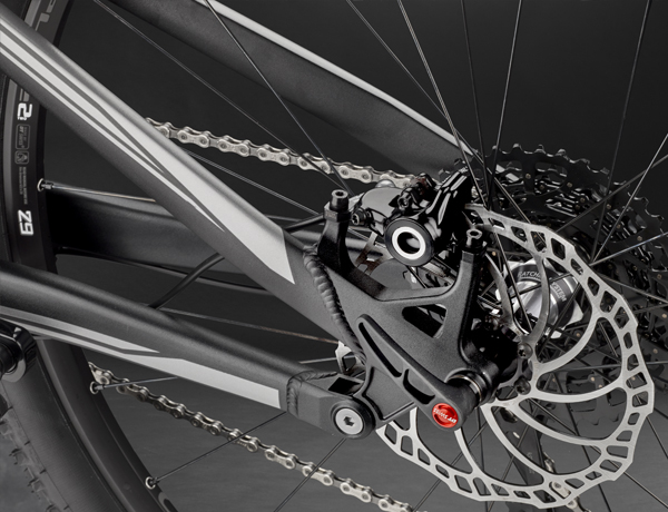 No half measures: thru axle and strong disc brake including post mount socket and 180 mm rotors at the rear stay No half measures: thru axle and strong disc brake including post mount socket and 180 mm rotors at the rear stay