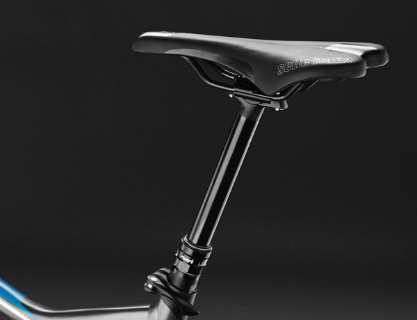 Rock Shox Reverb Stealth; mere dynamik med en dropper post, justeret fra styret. Rock Shox Reverb Stealth; mere dynamik med en dropper post, justeret fra styret.