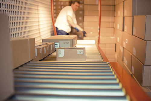 Sorgfältig werden die Pakete in die LKWs verladen. Sorgfältig werden die Pakete in die LKWs verladen.