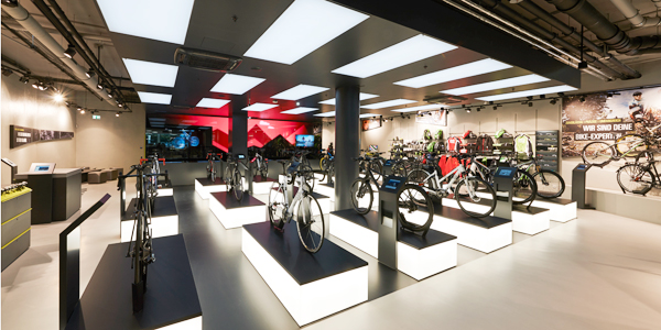 Configuradores de bicicletas y accesorios en una tienda de más de 300 m. Configuradores de bicicletas y accesorios en una tienda de más de 300 m.