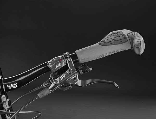 Cockpit med mtb-gener: Shimano XT skivebremser med stor bremsekraft og perfekt ergonomi med Ergon GS3 greb. Cockpit med mtb-gener: Shimano XT skivebremser med stor bremsekraft og perfekt ergonomi med Ergon GS3 greb.