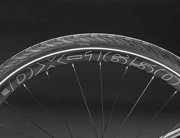 Hurtige, sikre og stærke: ROSE DX-1650 hjulsæt med Continental Contact Extra Light Reflex dæk . Hurtige, sikre og stærke: ROSE DX-1650 hjulsæt med Continental Contact Extra Light Reflex dæk .