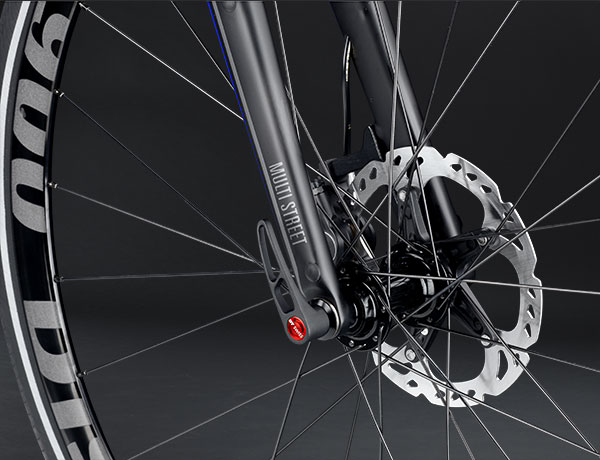 Une sacrée puissance : fourche entièrement carbone à axe en 15 mm et freins à disque Shimano pour les manœuvres de freinage exaktes Une sacrée puissance : fourche entièrement carbone à axe en 15 mm et freins à disque Shimano pour les manœuvres de freinage exaktes