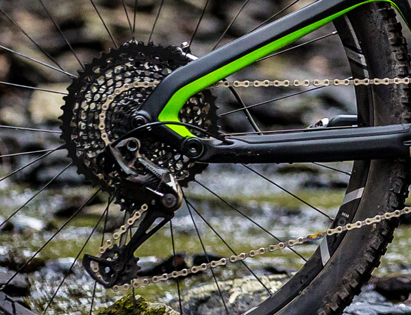 Le roi dans les airs? Le roi des sentiers! Avec le groupe SRAM Eagle 12 vitesses et sa cassette allant de 10 à 50 dents, vous serez le roi! Le roi dans les airs? Le roi des sentiers! Avec le groupe SRAM Eagle 12 vitesses et sa cassette allant de 10 à 50 dents, vous serez le roi!
