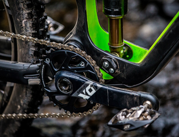 Un régal pour les yeux: un amortisseur FOX Factory avec traitement Kashina brille, une manivelle carbone SRAM Eagle X01 et le système de PROgression et de GEOmétrie. Un régal pour les yeux: un amortisseur FOX Factory avec traitement Kashina brille, une manivelle carbone SRAM Eagle X01 et le système de PROgression et de GEOmétrie.