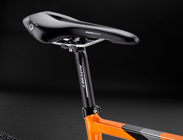 Variálható: Ergon SC-M40 Sport Gel nyereg, V-alak a közepén az optimális mozgásszabadsághoz Variálható: Ergon SC-M40 Sport Gel nyereg, V-alak a közepén az optimális mozgásszabadsághoz