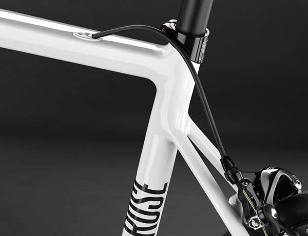 Modern tube shape: shorter seat tube with lowered seat stays Modern tube shape: shorter seat tube with lowered seat stays
