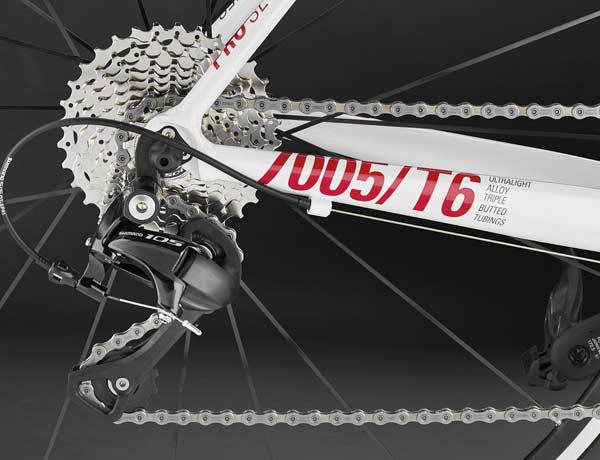 Perfectly suitable for marathon use: a long rear derailleur as standard, combined with a 11-32 cassette Perfectly suitable for marathon use: a long rear derailleur as standard, combined with a 11-32 cassette