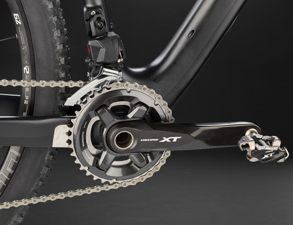Kraftübertragung trifft auf Qualität, Haltbarkeit trifft auf Design – die Shimano Deore XT Alu-Kurbel sorgt für präzisen Offroad-Antrieb. Kraftübertragung trifft auf Qualität, Haltbarkeit trifft auf Design – die Shimano Deore XT Alu-Kurbel sorgt für präzisen Offroad-Antrieb.