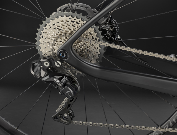 Präzise Performance – das Shimano Deore XT Di2 Schaltwerk mit elektronischer Übertragung für butterweiche Schaltvorgänge auch bei Wind und Wetter. Präzise Performance – das Shimano Deore XT Di2 Schaltwerk mit elektronischer Übertragung für butterweiche Schaltvorgänge auch bei Wind und Wetter.