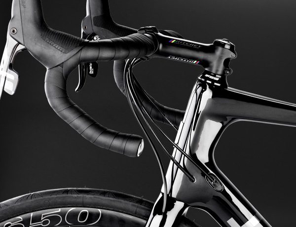 Ritchey Cockpit für beste Ergonomie: WCS C220 Vorbau und Road Streem Aluminium Lenker, die flache Oberlenkerausführung ist aerodynamisch und bietet viel Auflagefläche Ritchey Cockpit für beste Ergonomie: WCS C220 Vorbau und Road Streem Aluminium Lenker, die flache Oberlenkerausführung ist aerodynamisch und bietet viel Auflagefläche