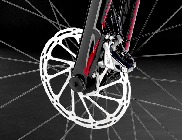 Fourche carbone avec axe 12 mm et Disc FlatMount: le freinage maximal par tous les temps Fourche carbone avec axe 12 mm et Disc FlatMount: le freinage maximal par tous les temps