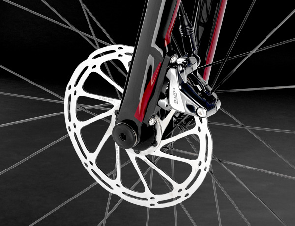 Vollcarbongabel mit 12 mm Steckachse und FlatMount Disc – optimale Bremsleistung bei jedem Wetter Vollcarbongabel mit 12 mm Steckachse und FlatMount Disc – optimale Bremsleistung bei jedem Wetter