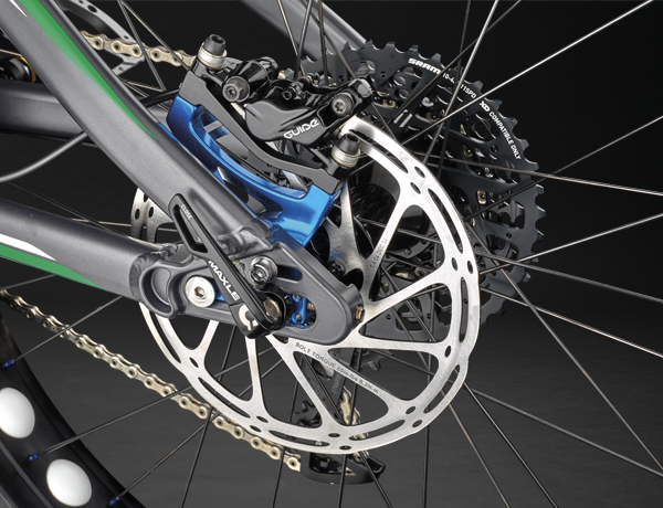 Even stops a tusker: 4-piston brake with 180 mm disc Even stops a tusker: 4-piston brake with 180 mm disc