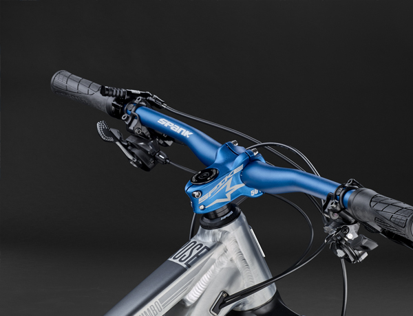 Eye-catching cockpit: blue anodized parts by Spank – stylish, durable, good Eye-catching cockpit: blue anodized parts by Spank – stylish, durable, good