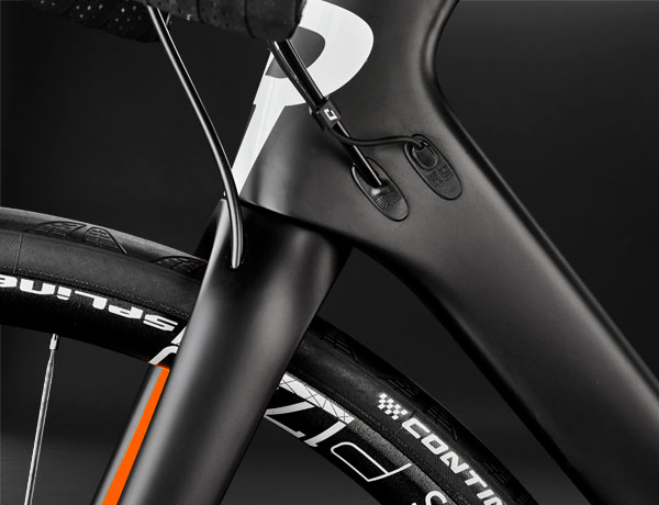 Meisterhafte Gabel: Die weiterentwickelte ROSE High Performance Gabel mit innenverlegter Bremsleitung ist jetzt noch aerodynamischer Meisterhafte Gabel: Die weiterentwickelte ROSE High Performance Gabel mit innenverlegter Bremsleitung ist jetzt noch aerodynamischer