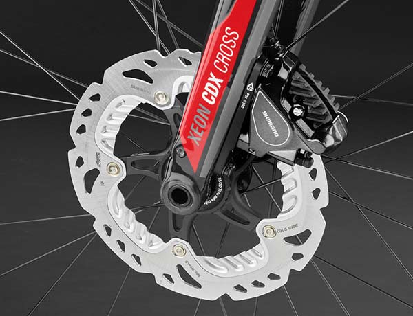 Imposant: full carbon voorvork met 15 mm steekas, met FlatMount en interne remleiding Imposant: full carbon voorvork met 15 mm steekas, met FlatMount en interne remleiding