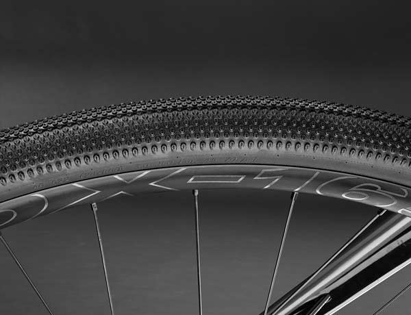 Comfort op elke ondergrond: ROSE DX-1650 wielen en Schwalbe G-One EVO banden met MicroSkin technologie voor meer flexibiliteit, een geringe rolweerstand en goede anti-lekbescherming. Comfort op elke ondergrond: ROSE DX-1650 wielen en Schwalbe G-One EVO banden met MicroSkin technologie voor meer flexibiliteit, een geringe rolweerstand en goede anti-lekbescherming.