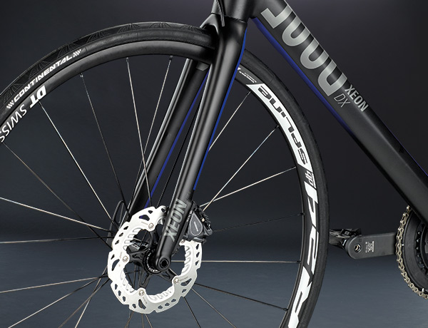 Full carbon voorvork met 15 mm steekas en Shimano FlatMount disc brake voor perfecte remacties Full carbon voorvork met 15 mm steekas en Shimano FlatMount disc brake voor perfecte remacties