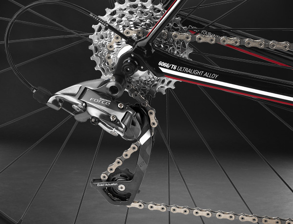 Almost invisible: cable of electronic and mechanical shifting system – perfectly routed Almost invisible: cable of electronic and mechanical shifting system – perfectly routed