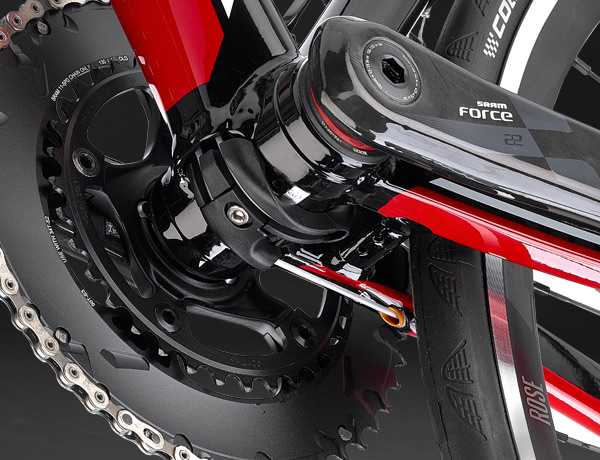 A clean look: internally routed cables that only come to light in the area of the bottom bracket A clean look: internally routed cables that only come to light in the area of the bottom bracket