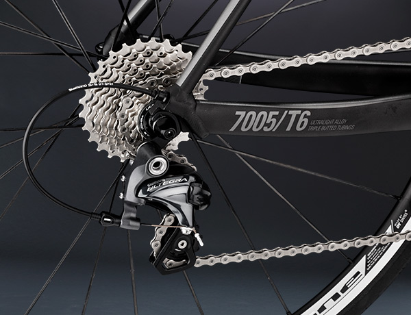 Standaard gemonteerde lange achterderailleur – voorbereid voor alpenverzet 11-32 Standaard gemonteerde lange achterderailleur – voorbereid voor alpenverzet 11-32