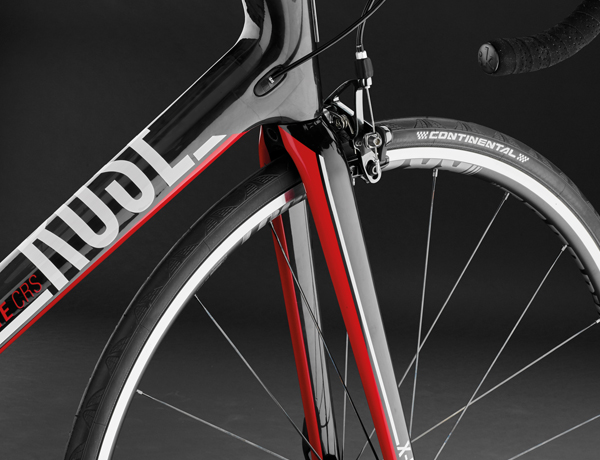Onze trots: High Performance carbon voorvork, met de hand gedraaid uit 140 carbonlagen Onze trots: High Performance carbon voorvork, met de hand gedraaid uit 140 carbonlagen