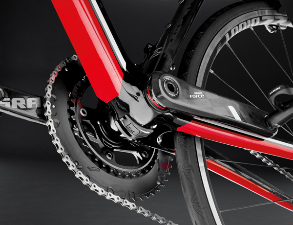 Verstopte kabelgeleiding onder het crankstel met Easy-Clip-On geleiding Verstopte kabelgeleiding onder het crankstel met Easy-Clip-On geleiding
